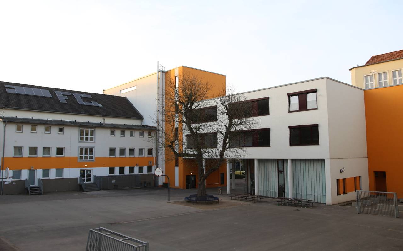 Fichte-Gymnasium am Sonntagmittag