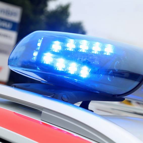 Blaulicht an einem Rettungswagen (Symbolbild).
Bei Verwendung in Social Media muss die Bildquelle am Bild genannt werden; bei Verwendung als Nachrichtenbild spielt das System diese automatisch mit aus.