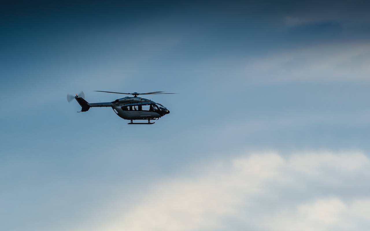 Hubschrauber vor blauem Himmel. Bei Verwendung in Social Media muss die Bildquelle am Bild genannt werden; bei Verwendung als Nachrichtenbild spielt das System diese automatisch mit aus.