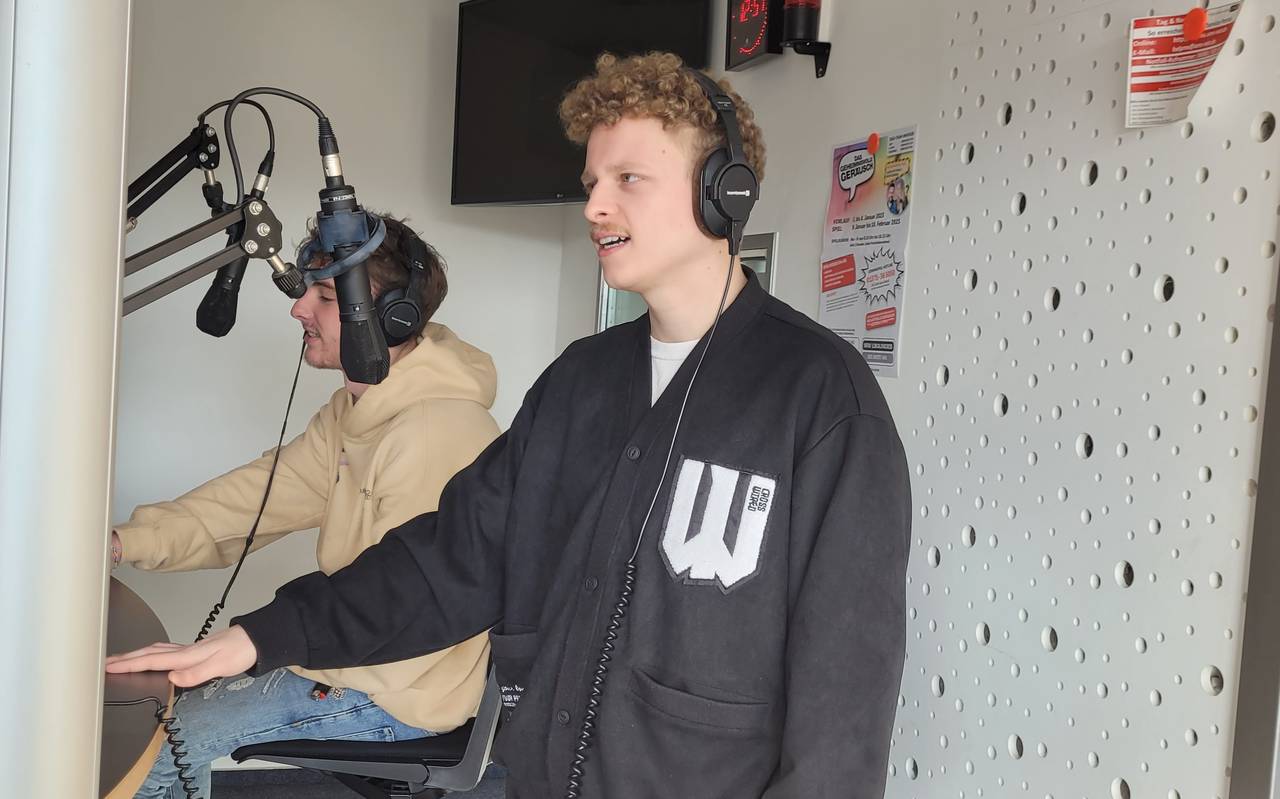 In unserem Studio stehen zwei Männer, mit Kopfhörern auf,, es handelt sich um Phillip Schäfer (links) und Tristan Pape (rechts), die das Modelabel Alexander Studios gegründet haben. Phillip trägt auch einen Hoodie, den er designt hat