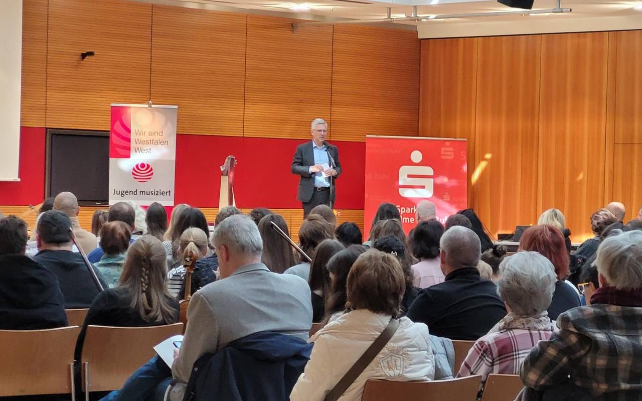Oberbürgermeister Erik O. Schulz steht auf der Bühne der Sparkasse Hagen und bedankt sich für das Preisträgerkonzert Jugend Musiziert sowie die MusikerInnen, die am Wettbewerb teilnehmen