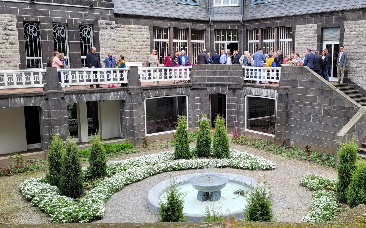 Zu sehen ist die Villa Hohenhof von der Außenansicht sowie verschiedene Menschen, die zur Einweihung erschienen sind