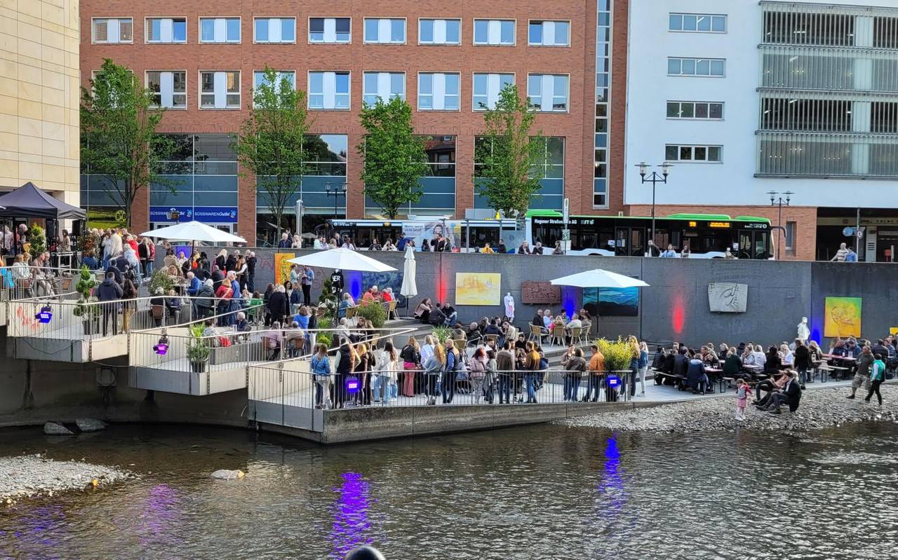 Zu sehen ist das Weinfest am Rathaus an der Volme - eine große Menschenmenge, die tanzt, sich unterhält und Wein trinkt.