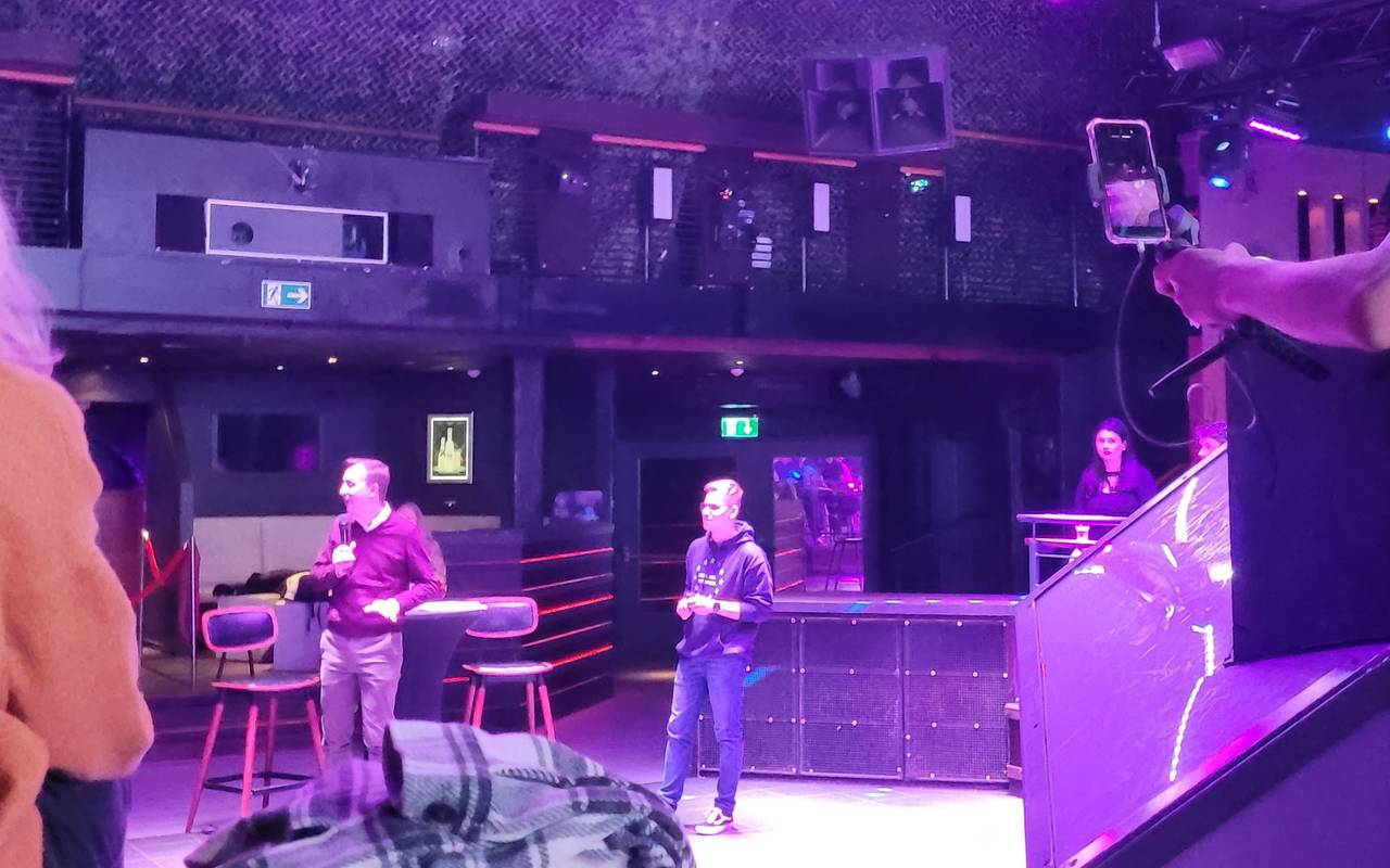 Man sieht Paul Ziemiak auf der Tanzfläche des Capitols zusammen mit dem Moderator am diskutieren