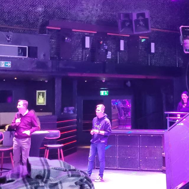 Man sieht Paul Ziemiak auf der Tanzfläche des Capitols zusammen mit dem Moderator am diskutieren