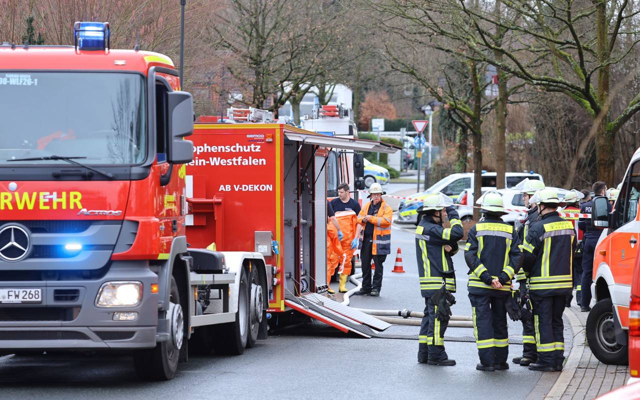 Feuerwehrautos und Einsatzkräfte