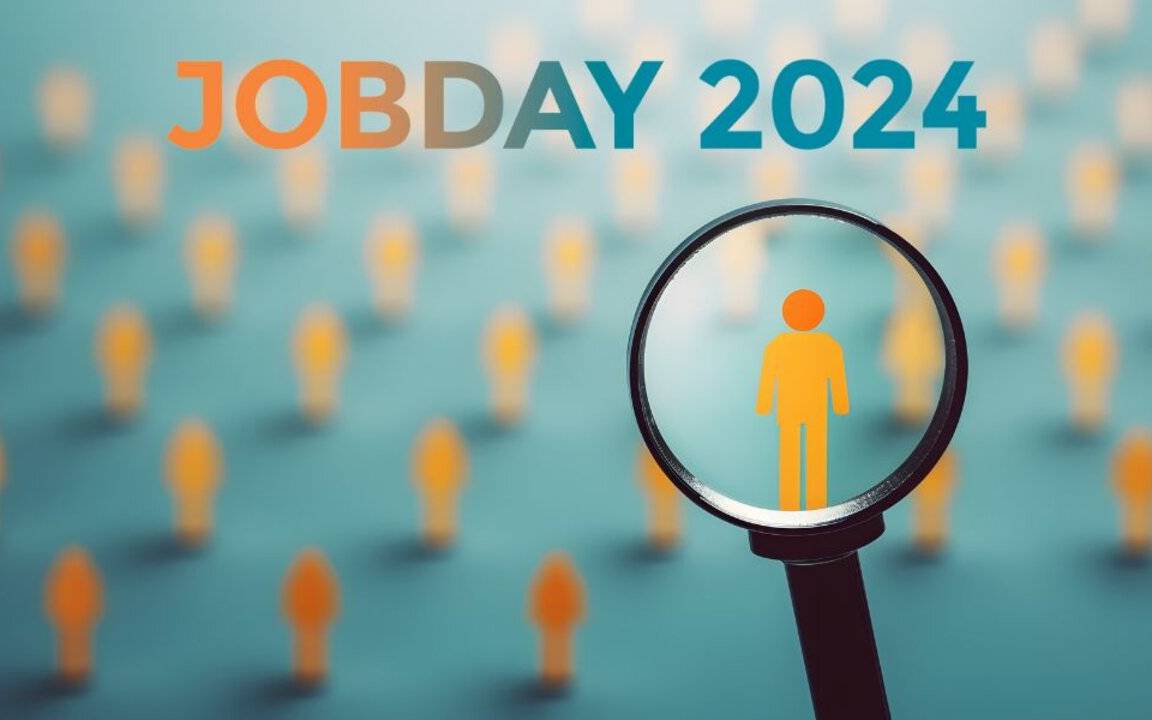 Durch eine Lupe sieht man ein Strichmännchen. Auf dem Bild steht ein Text: Jobday 2024