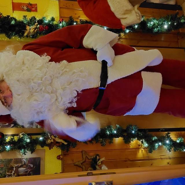 Ein Mann aus Oberhausen hat sein Haus mit tausenden Lichtern, Weihnachtsfiguren, Sternen und Kugeln geschmückt.