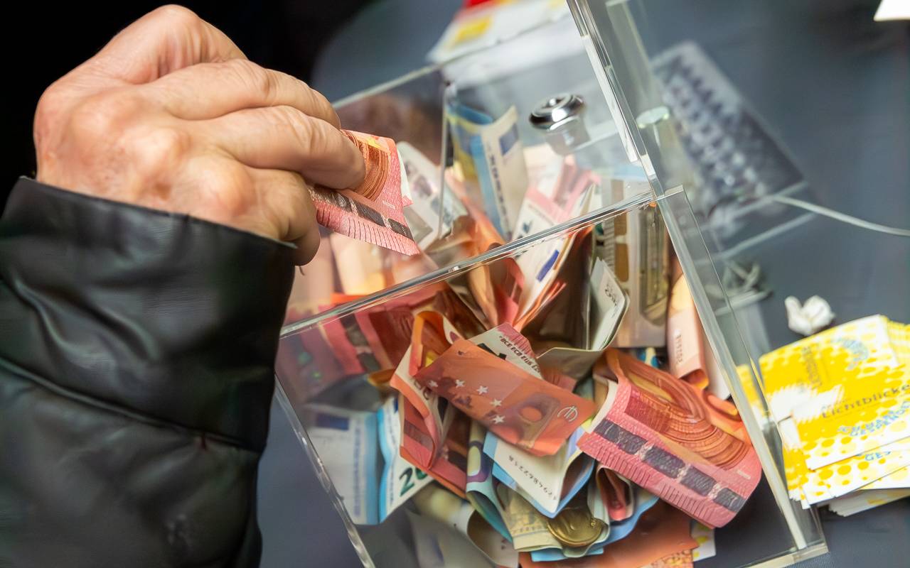 Lichtblicke on Tour 11.12.24 Krefeld mit KAMRAD (Spendenbox der Aktion Lichtblicke mit Geld)