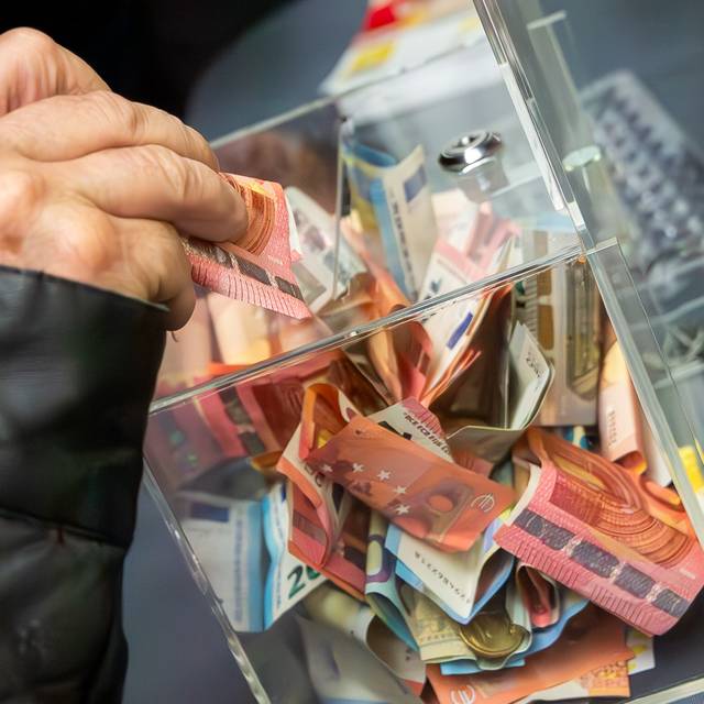 Lichtblicke on Tour 11.12.24 Krefeld mit KAMRAD (Spendenbox der Aktion Lichtblicke mit Geld)