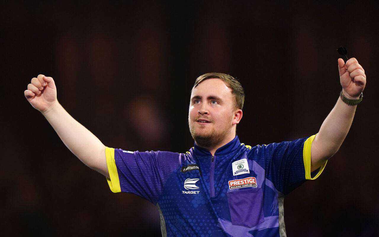 Luke Littler jubelt nach einem gewonnenen Sieg