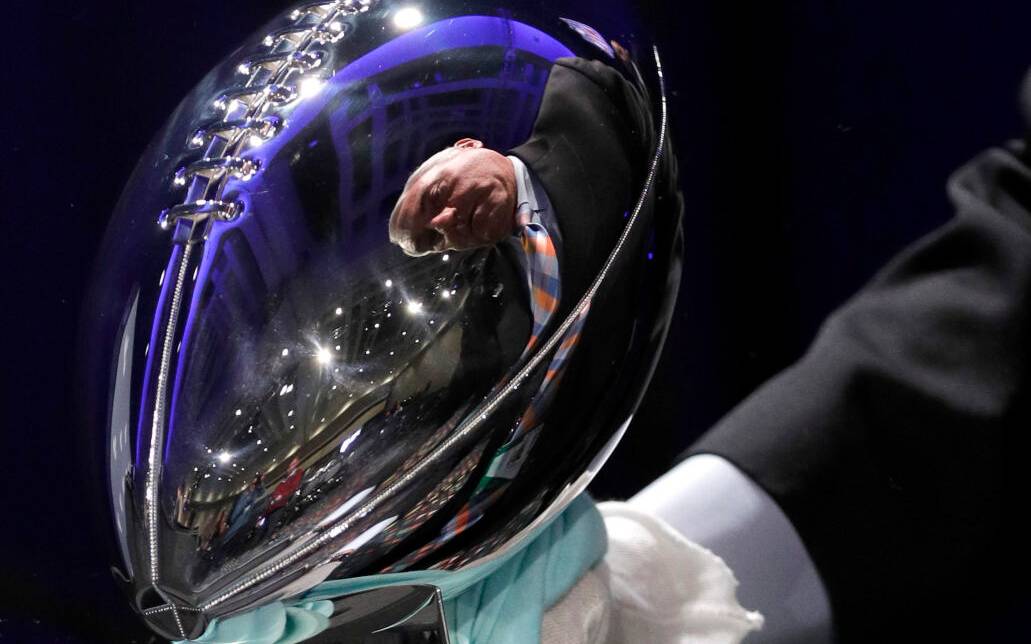 Joe Persichini Jr., Sicherheitsbeauftragter der NFL, spiegelt sich in der Vince Lombardi Trophy