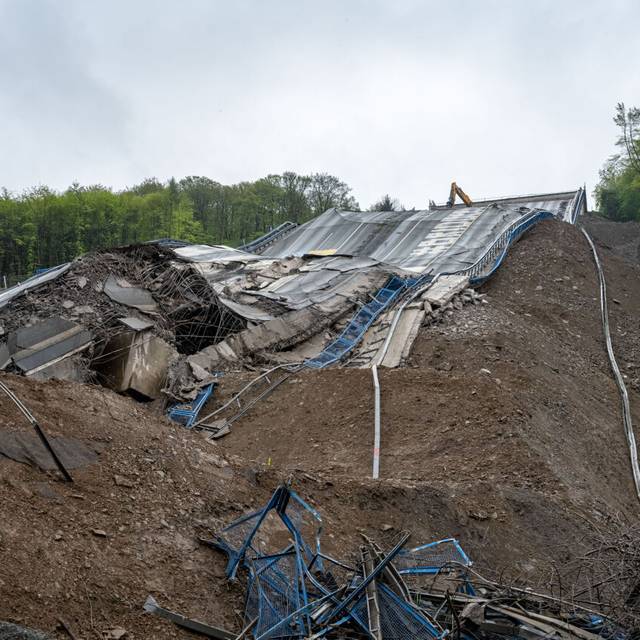 Die abgerissene Rahmedetalbrücke mit allen Einzelteilen ist in Schutt und Asche zu sehen.