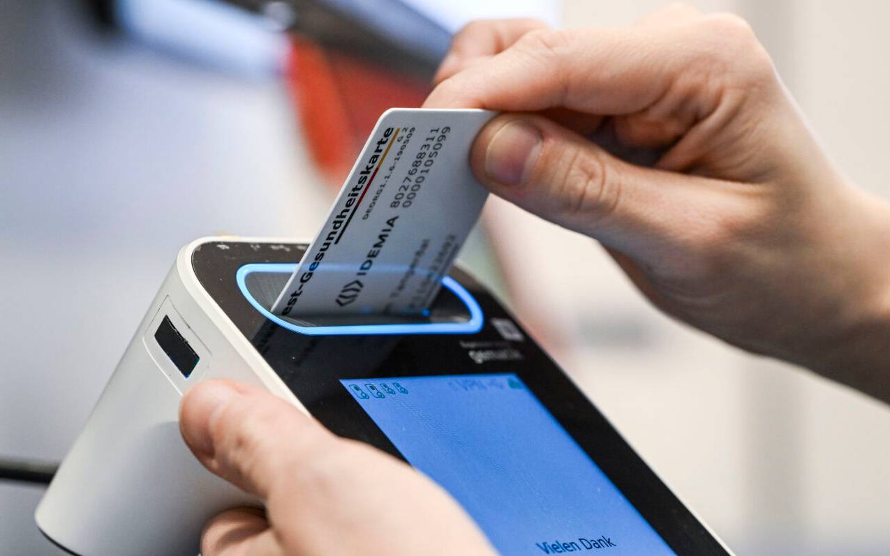 In der E-Health-Showpraxis der Kassenärztlichen Vereinigung Berlin wird eine Gesundheitskarte in ein Lesegerät gesteckt