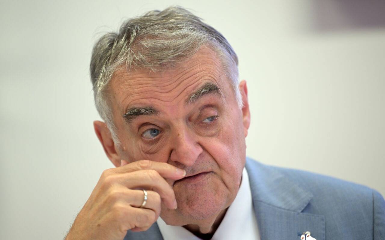 Herbert Reul (CDU), Innenminister von Nordrhein-Westfalen, während der Pressekonferenz. Im Landeskriminalamt werden die Ergebnisse des Projekts ToreG NRW (Todesopfer rechter Gewalt) vorgestellt. Forscher und Kriminalisten haben untersucht, ob die Zahl der Todesopfer rechter Gewalt in den vergangenen 40 Jahren in Nordrhein-Westfalen höher ist als bislang angenommen.