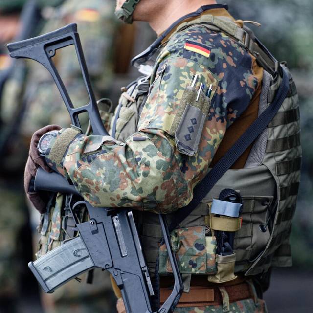 Soldaten stehen beim Antrittsbesuch vom Bundesminister der Verteidigung, Boris Pistorius (SPD) beim militärischen Organisationsbereich