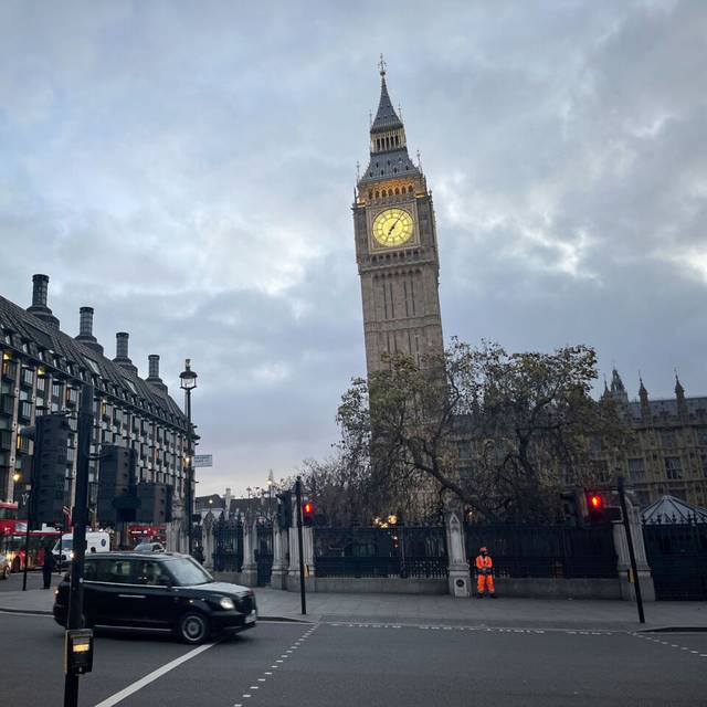 Ein Taxi fährt am britischen Parlament mit dem Elizabeth Tower und der Glocke Big Ben vorbei.