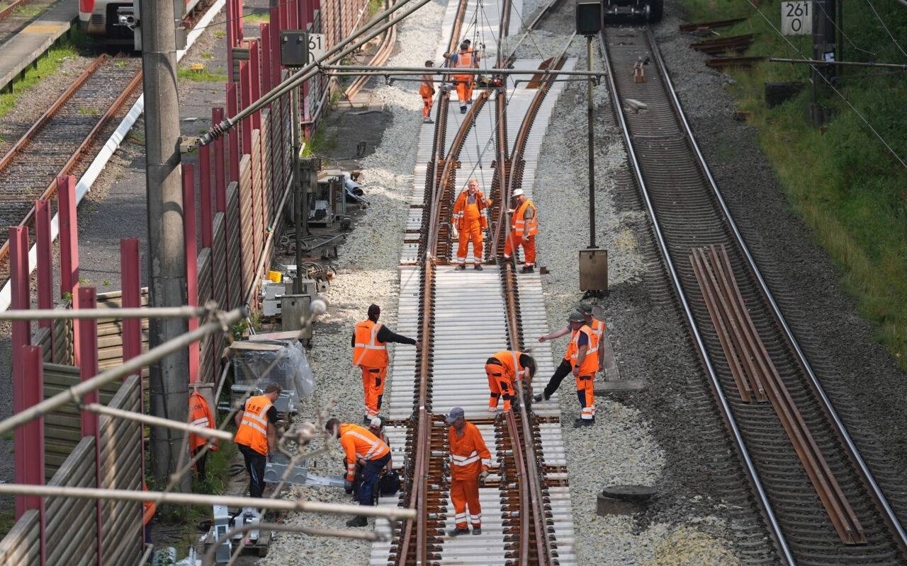 Bauarbeiter arbeiten im August 2024 an den Gleisen auf der Bahnstrecke zwischen Hamburg und Berlin. (