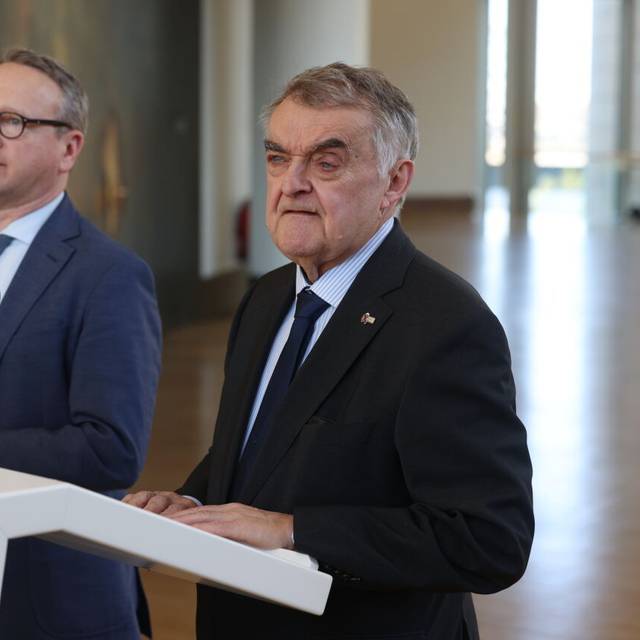 Benjamin Limbach (Büdnis 90/Die Grünen, l), Justizminister von Nordrhein-Westfalen, und Herbert Reul (CDU), Innenminister von Nordrhein-Westfalen, geben im Landtag eine Pressekonferenz zu mehreren Polizeieinsätzen gegen Umweltstraftaten