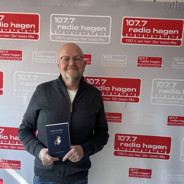 Hans Lunkeit mit seinem Werk "Glück im Hans"