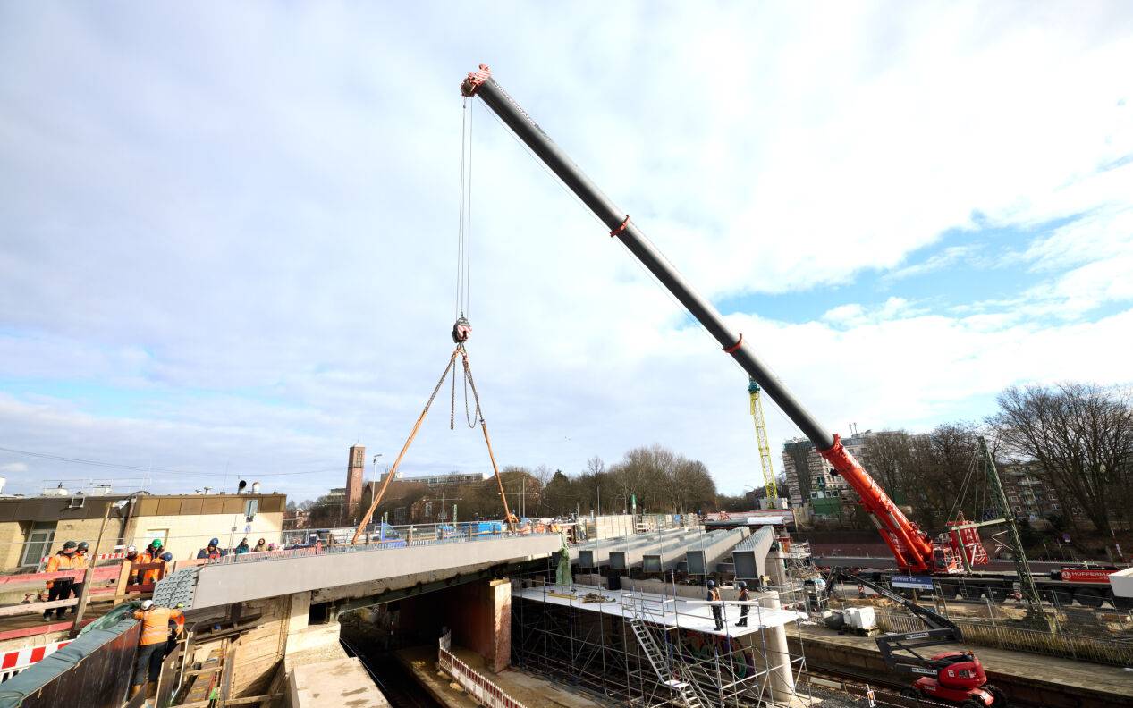 Der Bau einer Brücke ist auf dem Bild zu erkennen.
