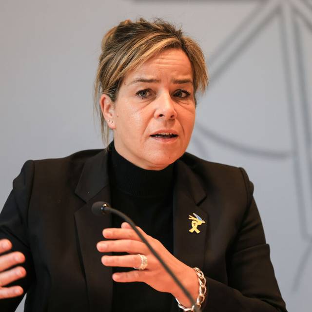 Mona Neubauer (Grüne), Wirtschaftsministerin, spricht auf einer Pressekonferenz der Landesregierung im Landtag.