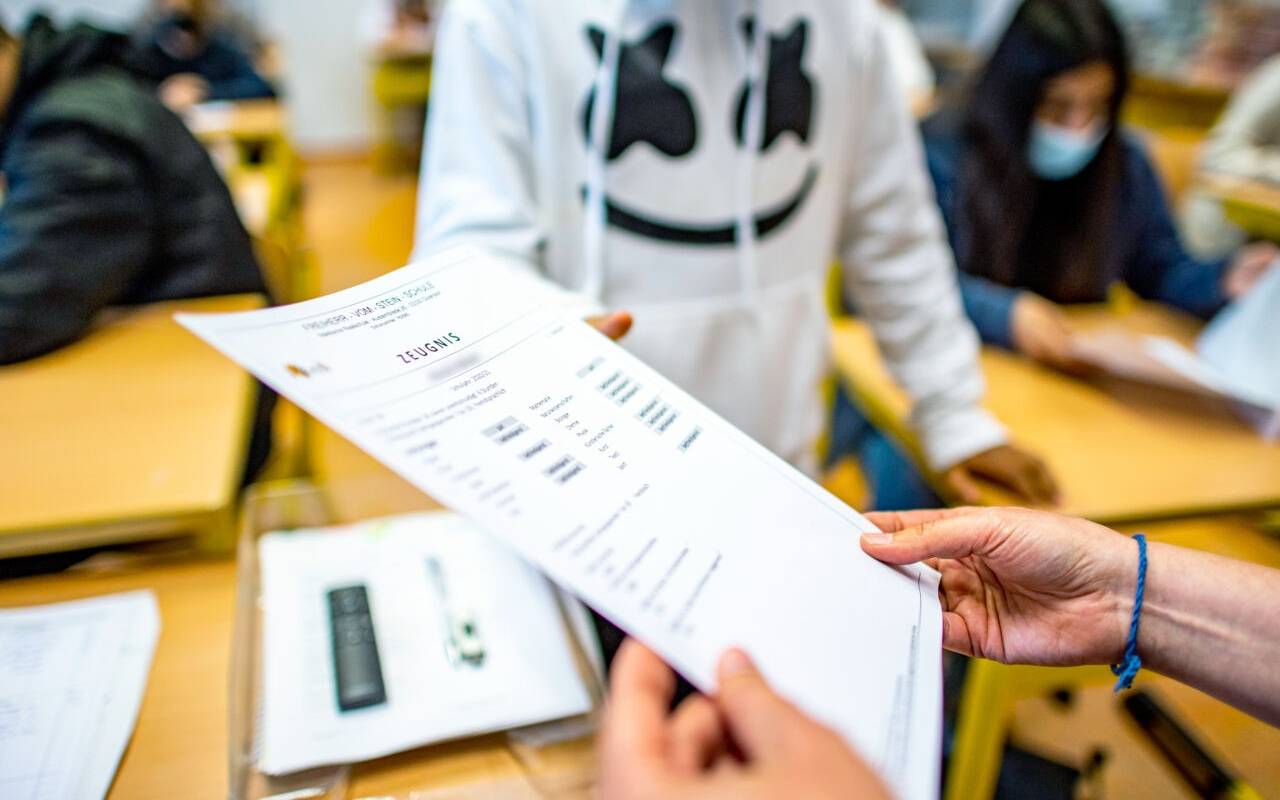 Die Klassenlehrerin übergibt das Zeugnis eines Schülers der Klasse 9b der Freiherr-vom-Stein-Schule in Gütersloh.