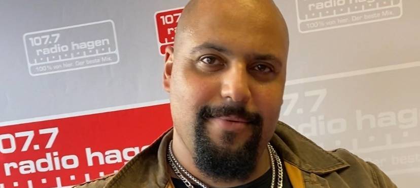 Starke Stimme: Erst Tür, dann Mikro