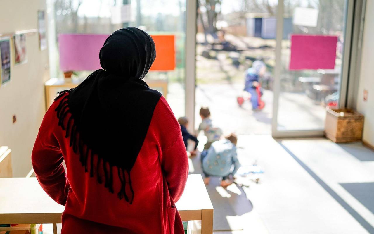 Eine Erzieherin in einer Kita