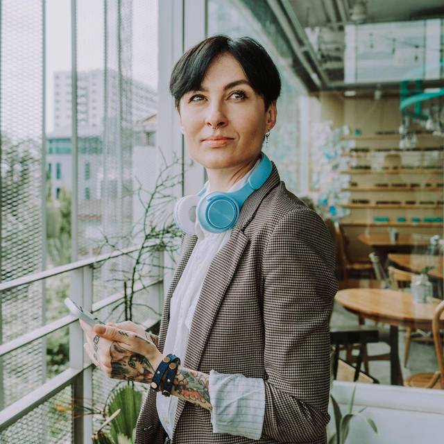 Eine Frau mit Tattoos steht in einem Büro