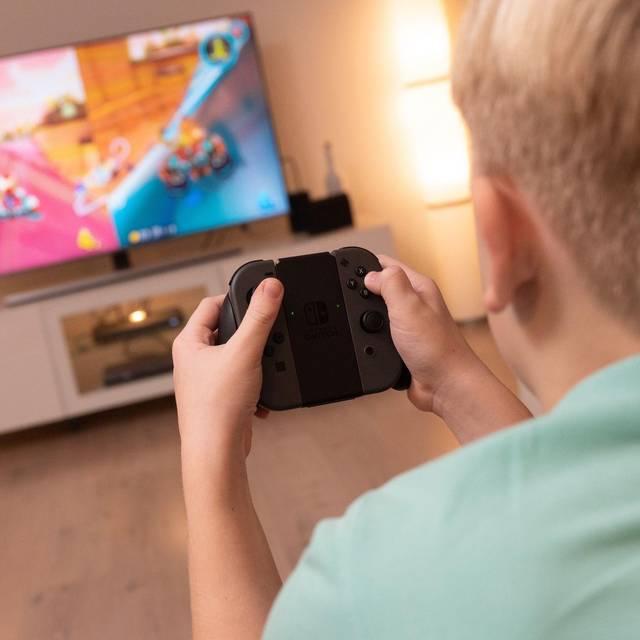 Ein Junge spielt auf einer Spielekonsole