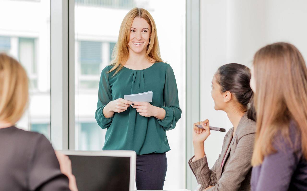 Frau hält einen Vortrag