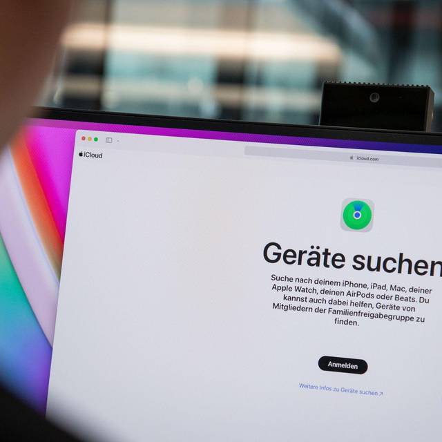 Ein Mann nutzt einen Geräte-Ortungsservice