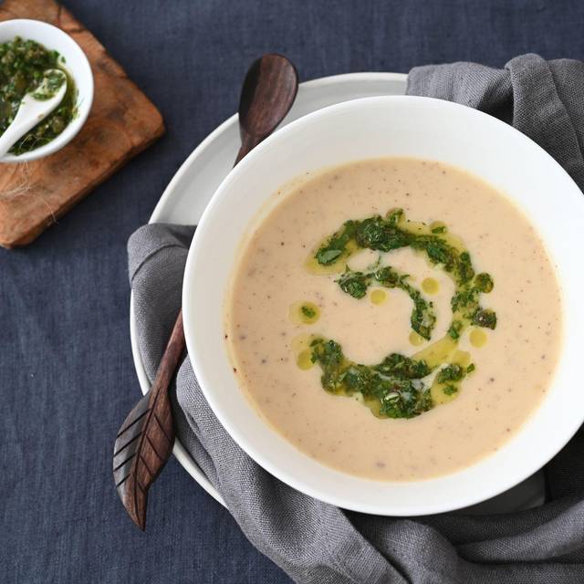Suppe von ofengeröstetem Blumenkohl mit Salsa Verde