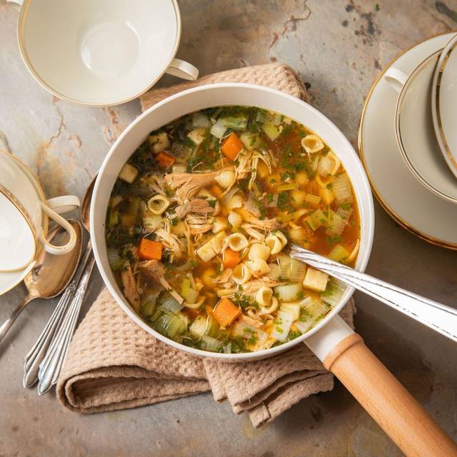 Hühnersuppe steht auf einem Tisch