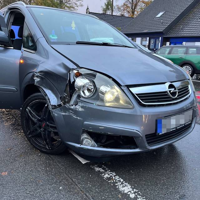 Ein 38-Jähriger verursachte am Montagnachmittag (27.10.2025) mit seinem Opel Zafira unter dem Einfluss von Alkohol einen Verkehrsunfall in Haspe.