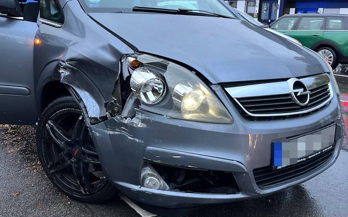 Ein 38-Jähriger verursachte am Montagnachmittag (27.10.2025) mit seinem Opel Zafira unter dem Einfluss von Alkohol einen Verkehrsunfall in Haspe.