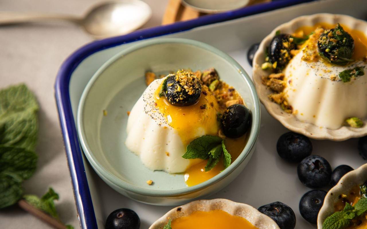Vanille Panna Cotto mit Mangosoße, Blaubeeren, Minze, Pistazien