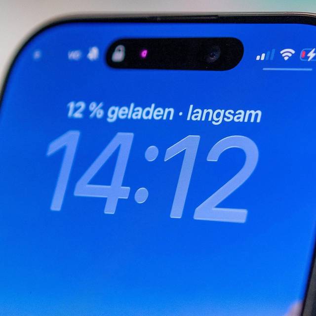 Ein iPhone zeigt langsames Laden an