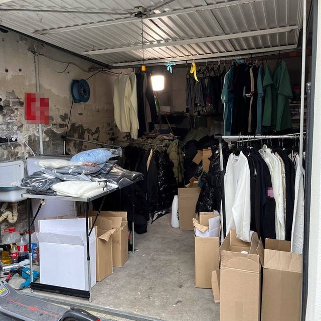 Nachdem bei der Polizei Hinweise zu einem illegalen Verkauf von Kleidung in einer Garage eingingen, stellten Einsatzkräfte der Kriminalpolizei am Montag (27.10.2025) gefälschte Kleidung sowie Waschmittel sicher.