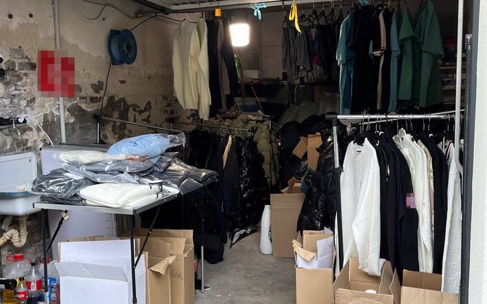 Nachdem bei der Polizei Hinweise zu einem illegalen Verkauf von Kleidung in einer Garage eingingen, stellten Einsatzkräfte der Kriminalpolizei am Montag (27.10.2025) gefälschte Kleidung sowie Waschmittel sicher.