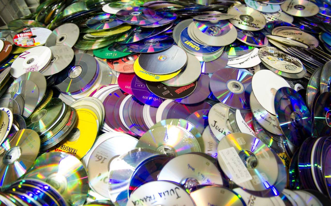 Ein Haufen alte CDs auf einem Recyclinghof