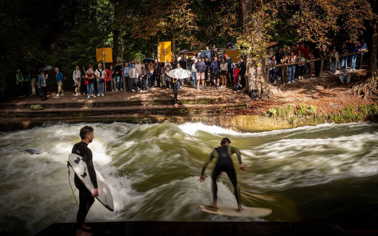 Surfer auf der Eisbachwelle