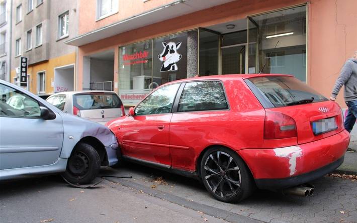 Am Dienstag (04.11.2025) verlor ein 18 Jahre alter Autofahrer die Kontrolle über seinen Wagen und fuhr gegen ein geparktes Auto, das daraufhin noch zwei weitere Fahrzeuge beschädigte.