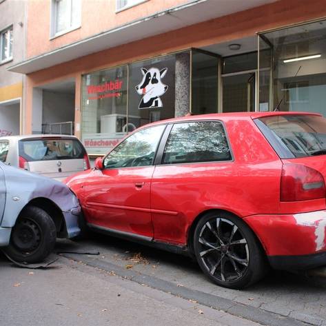Am Dienstag (04.11.2025) verlor ein 18 Jahre alter Autofahrer die Kontrolle über seinen Wagen und fuhr gegen ein geparktes Auto, das daraufhin noch zwei weitere Fahrzeuge beschädigte.