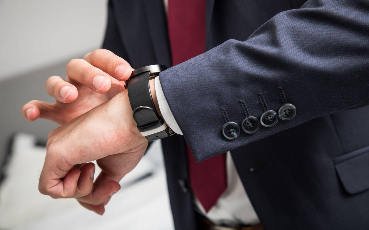 Geschaeftsmann schaut auf Uhr