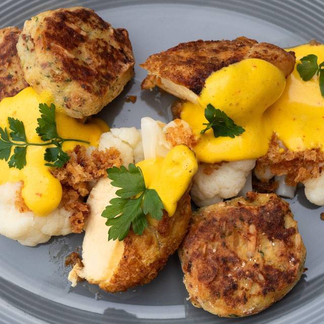 Maishähnchenbrust mit Blumenkohl und Safran-Kardamom-Sauce