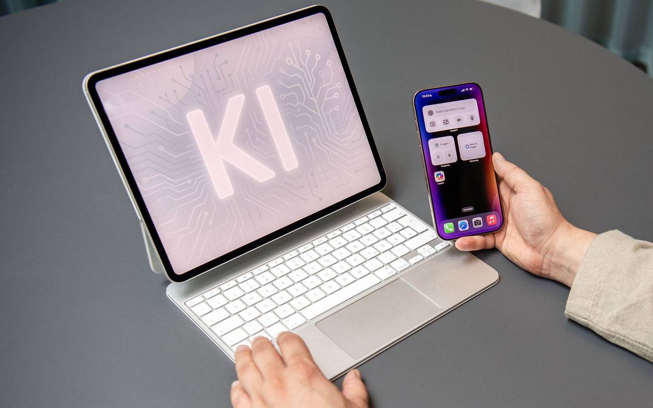Ein Mann nutzt einen KI-Assistenten auf einem iPad und iPhone