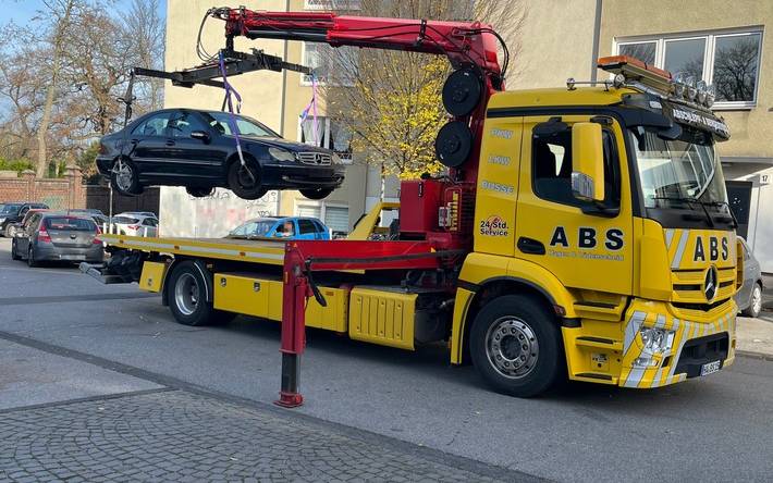 Im Schulterschluss mit Einsatzkräften des Ordnungsamtes führten Polizeibeamte des Schwerpunktdienstes am Donnerstag (13.11.2025) gemeinsame Kontrollen durch. Aufgrund einer Betriebsuntersagung wurde ein Mercedes-Benz abgeschleppt.