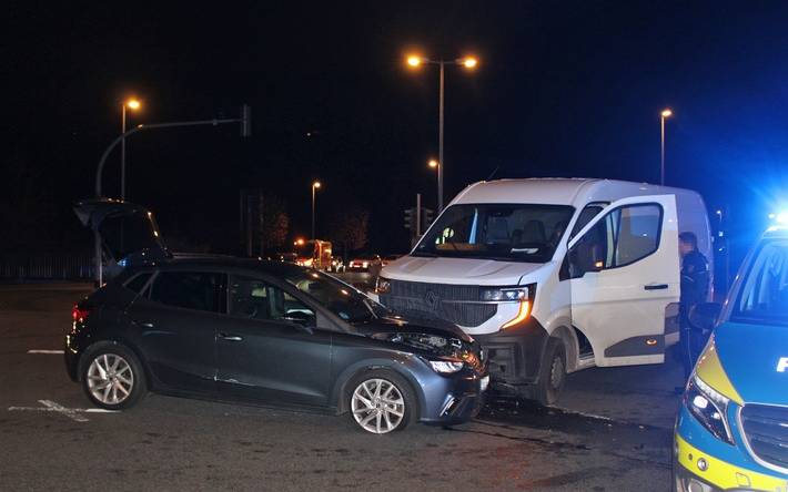 Ein 31-jähriger Mann fuhr am Mittwochmorgen (12.11.2025) mit seinem Auto auf der Wehringhauser Straße und missachtete beim Abbiegen die Vorfahrt einer 43-jährigen Fahrerin.